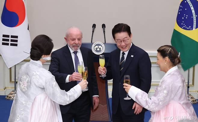 (서울=뉴스1) 이재명 기자 = 이재명 대통령과 루이스 이나시우 룰라 다시우바 브라질 대통령이 23일 청와대에서 열린 국빈 방한 환영 만찬에서 건배하고 있다. (청와대통신사진기자단) 2026.2.23/뉴스1  Copyright (C) 뉴스1. All rights reserved. 무단 전재 및 재배포,  AI학습 이용 금지. /사진=(서울=뉴스1) 이재명 기자