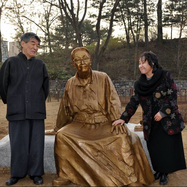 지난 2009년 강원 원주시 박경리 작가 옛집에 세워진 동상을 보며 사위 김지하(왼쪽), 딸 김영주 씨가 웃고 있다.  연합뉴스