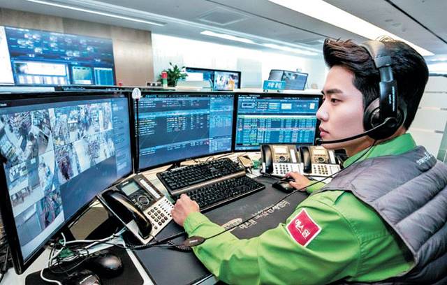 경기 수원시 에스원 보안관제센터에서 관제사가 관제 정보를 실시간으로 확인하고 있다.  에스원 제공