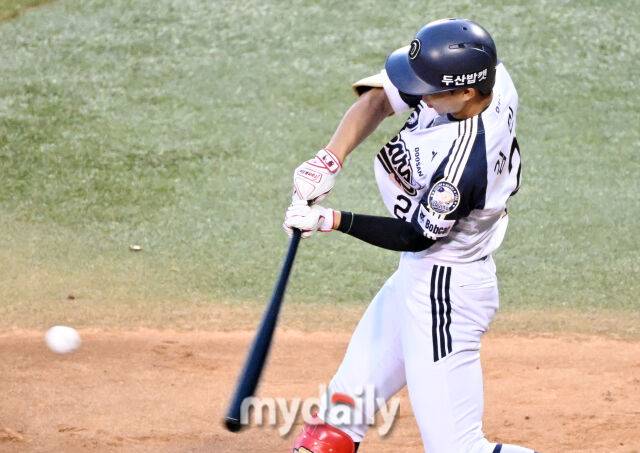 22일 오후 서울 잠실야구장에서 진행된 '2025 프로야구 KBO리그' 두산베어스 KT위즈의 경기. 두산 김민석이 2회말 1사 1,2루서 1타넘 적시타를 터뜨리고 있다./마이데일리