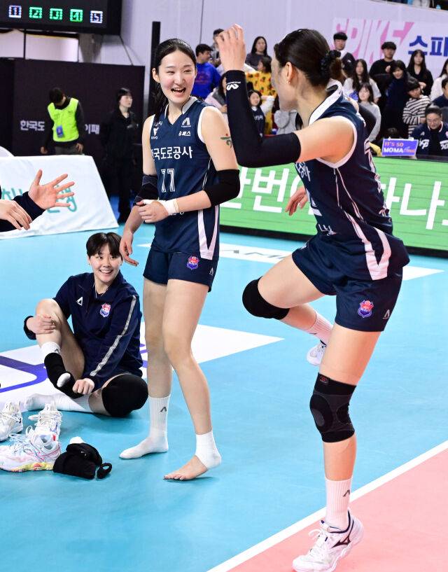 배유나가 김세빈에게 귀여운 발차기로 응징하고 있다 / 한국배구연맹(KOVO)