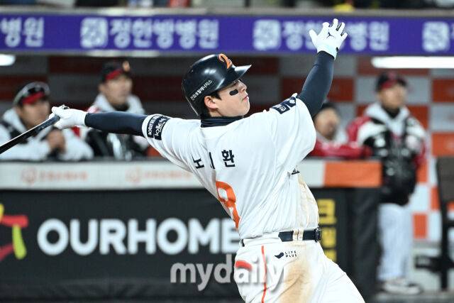 30일 대전 한화생명 볼파크 야구장에서 열린 '2025 신한 SOL 뱅크 KBO 한국시리즈 4차전' LG 트윈스와 한화 이글스 경기. 한화 노시환이 6회말 선두타자로 나와 외야 담장 앞에서 플라이아웃 당했다./마이데일리