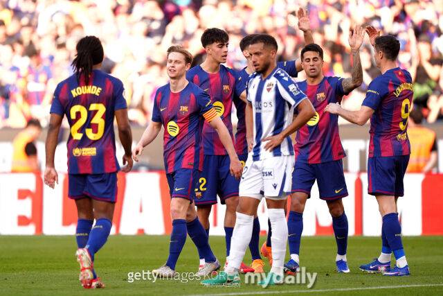 골을 터뜨리고 기쁨을 나누는 바르셀로나 선수들. /게티이미지코리아