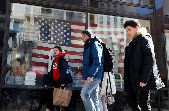 미국 캘리포니아주(州) 샌프란시스코에서 소비자들이 쇼핑을 마치고 상점을 나오고 있다. 지난해 4분기는 연방정부 셧다운의 여파로 성장률이 크게 둔화됐으나, 고소득층의 견조한 소비가 경제 성장을 유지하는데 영향을 줬따고 분석된다.[게티이미지]