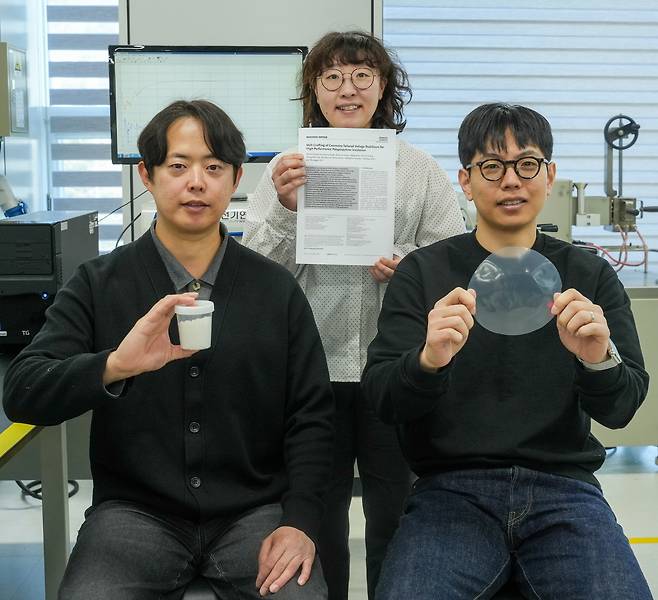 유승건·김민희·권익수 박사가 전력기기용 절연 소재인 폴리프로필렌의 성능 한계를 넘는 공정 기술을 개발했다. [KERI 제공]