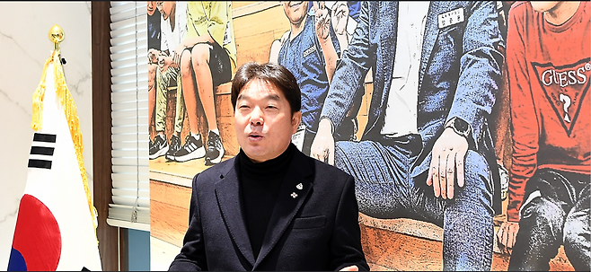 장준용 부산 동래구청장은 지난 12일 구청 집무실에서 헤럴드경제와 인터뷰를 갖고 “기업인은 성과와 효율이 최우선이지만 구청장은 공익과 소통을 통해 결과를 만들어 내야 한다”고 강조했다. [동래구청 제공]