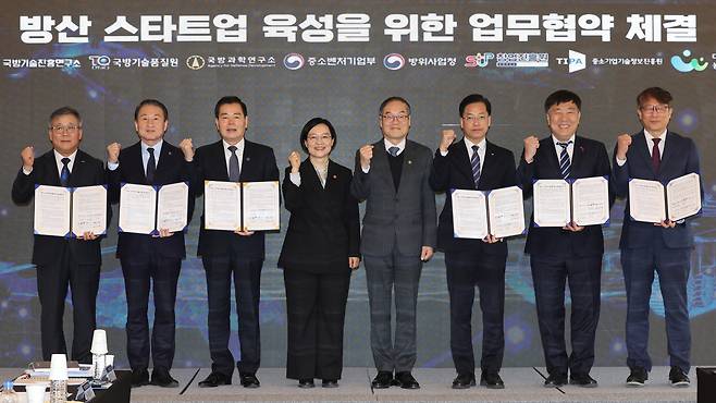 23일 서울 용산구 피스앤파크컨벤션에서 열린 방산 스타트업 육성을 위한 업무협약 체결식에서 한성숙(왼쪽에서 네번째부터) 중소벤처기업부 장관과 이용철 방위사업청장이 참석자들과 기념촬영을 하고 있다.  [연합]
