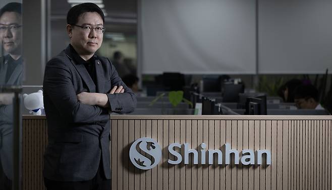 김준환 신한금융 디지털마켓센싱파트장이 20일 서울 중구 신한은행 본점에서 포즈를 취하고 있다. 임세준 기자