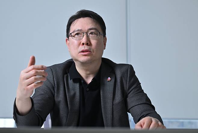 김준환 신한금융 디지털마켓센싱파트장이 20일 서울 중구 신한은행 본점에서 인터뷰를 하고 있다. 임세준 기자