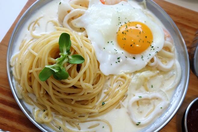 달걀을 곁들인 파스타 [123RF]