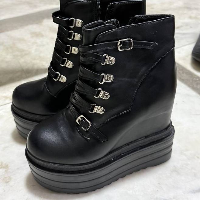 [뉴시스] K팝 콘서트 스탠딩 구역에서 굽이 높은 이른바 '스탠딩화'를 착용하는 관객이 늘어나면서 형평성과 안전 문제를 둘러싼 논쟁이 확산하고 있다. (사진='hcc_0006' X 캡처) *재판매 및 DB금지 *재판매 및 DB 금지