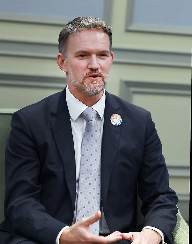 [서울=뉴시스] 정병혁 기자 = 제이미슨 그리어 미국 무역대표부(USTR) 대표는 22일(현지시간) 도널드 트럼프 대통령의 상호관세에 대한 연방대법원의 위헌 판결에도 무역 상대국들 중 "아직까지 아무도 나에게 (무역) 합의가 파기(deal is off)됐다고 말한 곳은 없다"고 밝혔다. 사진은 그리어 대표가 지난해 5월 15일 제주 서귀포시 제주국제컨벤션센터(ICC)에서 열린 ‘2025 APEC 통상장관회의에서 산업통상자원부 통상교섭본부장과 면담을 하고 있는 모습. (사진=산업통상자원부 제공) 2026.02.23.  photo@newsis.com *재판매 및 DB 금지