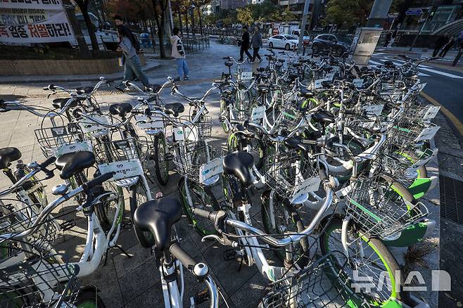 [서울=뉴시스] 정병혁 기자 = 서울시 공공자전거 '따릉이' 가입자 개인정보 약 462만건 유출한 혐의를 받는 10대 2명이 검찰에 넘겨졌다. 사진은 서울시내 따릉이 대여소에 자전거가 세워져 있는 모습. 2026.02.23. jhope@newsis.com