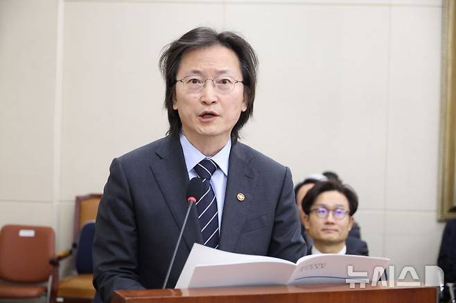 [서울=뉴시스] 조성봉 기자 = 주병기 공정거래위원장이 23일 오전 서울 여의도 국회에서 열린 정무위원회 전체회의에서 업무보고를  하고 있다. 2026.02.23. suncho21@newsis.com