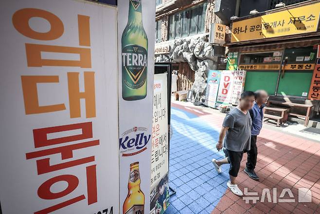 [서울=뉴시스] 정병혁 기자 = 지난해 8월 18일 서울 종로구 종각 젊은의거리에 위치한 술집에 임대문의 안내문이 붙어있다. 고물가속 경기 둔화세가 이어지면서 올 2분기 소비자들의 외식·여가 지출이 줄어든 것으로 나타났다. 특히 외식업 중 술집 매출은 1년 전보다 10% 가까이 급감하는 등 큰 타격을 입었다. 2025.08.18. jhope@newsis.com **기사 내용과 직접 관련 없습니다**