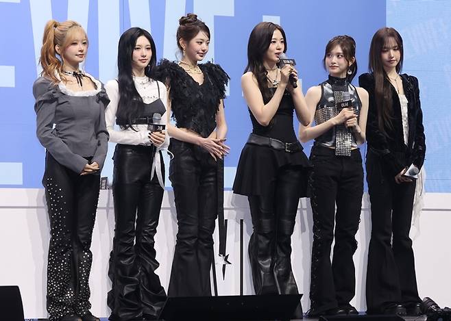 리더 안유진(왼쪽에서 네 번째)이 인사말하는 모습. 왼쪽부터 레이, 가을, 장원영, 안유진, 이서, 리즈. 연합뉴스