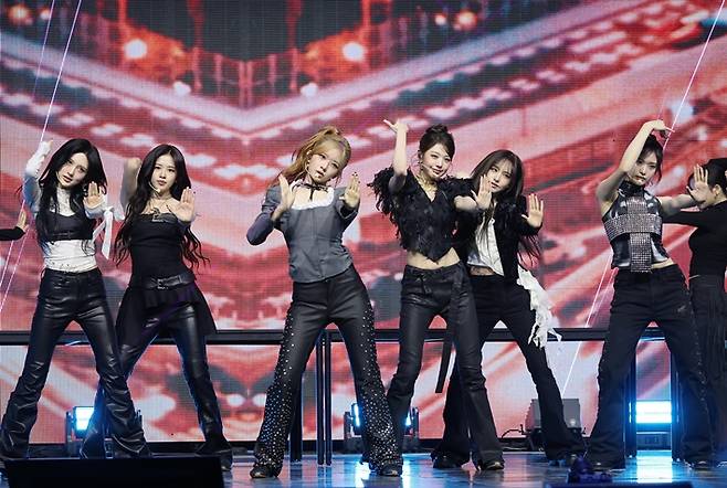 아이브가 타이틀곡 '블랙홀' 무대를 하는 모습. 연합뉴스