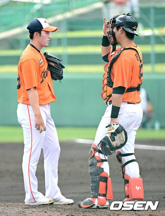 [OSEN=오키나와(일본), 최규한 기자] 프로야구 한화 이글스가 22일 일본 오키나와 이토만 니시자키 야구장에서 일본 프로야구 지바롯데와 연습경기를 가진다.한화는 이번 2차 오키나와 캠프에서 총 9차례 연습경기를&nbsp;통해 전력을 가다듬을 예정이다.4회말 3실점한 한화 투수 윤산흠과 포수 허인서가 마운드에서 대화를 나누고 있다. 2026.02.22 / dreamer@osen.co.kr