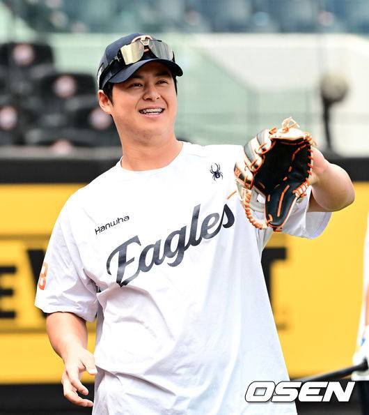 [OSEN=대전, 지형준 기자] 14일 대전 한화생명볼파크에서 2025 신한 SOL Bank KBO리그 한화 이글스와 LG 트윈스의 경기가 열렸다.LG가 40승 26패 1무(승률 .606)로 1위, 한화는 40승 27패(승률 .597)로 2위다. 0.5경기 차이다. 경기 결과에 따라 1위가 바뀔 수도 있다.&nbsp;이날 한화는 폰세, LG는 임찬규를 선발로 내세웠다.한화 노시환이 훈련을 하고 있다. 2025.06.14 /jpnews@osen.co.kr