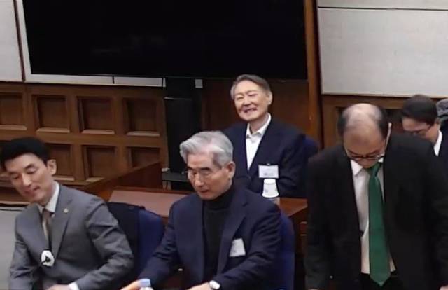 ▲윤석열 전 대통령이 19일 서초구 서울중앙지방법원에서 열린 12·3 비상계엄 관련 내란 우두머리 혐의 1심 선고공판에 출석해 있다. 이날 서울중앙지법 형사합의25부는 윤 전 대통령에게 무기징역을 선고했다. ⓒ연합뉴스