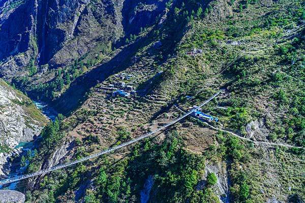 빵싱마을 앞에 있는 긴 구름다리.