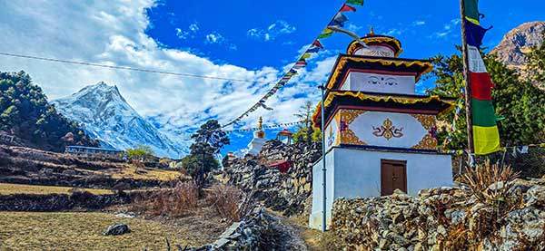 리미마을의 초르덴과 뒤에 마나슬루산군이 보인다.