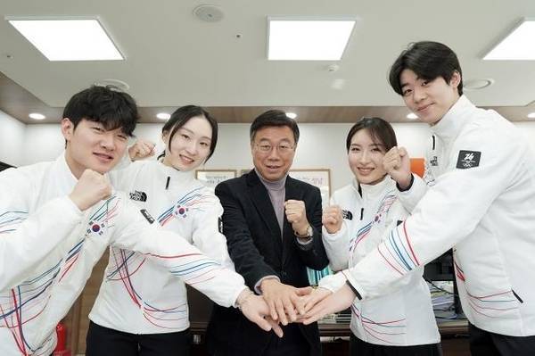 성남시 빙상팀 소속 선수들(왼쪽부터 이정민·최민정·김길리·이준서)이 지난달 21일 간담회에서 신상진 시장(가운데)과 함께 파이팅을 외치고 있다. 성남시 제공