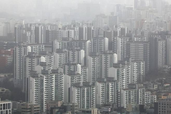 지난 22일서울 남산에서 아파트 단지가 내려다 보이고 있다. 뉴시스