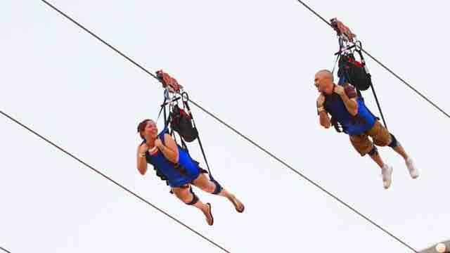 한 부부가 줌라인을 즐기고 있다. 슬롯질라 홈페이지