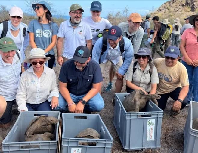 에콰도르 환경부가 자이언트거북 158마리 방사에 앞서 기념촬영을 하고 있다. 에콰도르 환경부 제공