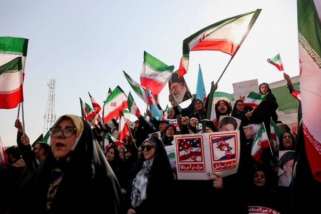 이란의 수도 테헤란에서 시위대가 구호를 외치는 모습. 로이터 연합뉴스