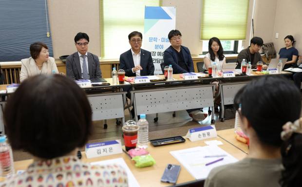 최휘영 문화체육관광부 장관이 문학·미술분야 현장 예술인을 만나 간담회를 갖고 있다. 사진 제공=문체부