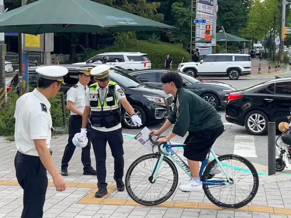 경기 안양동안경찰서가 관내 평촌 학원가에서 초중고 학생을 대상으로 제동장치 없는 ‘픽시 자전거’ 계도·홍보를 하고 주의를 당부했다. 사진=동안경찰서 제공