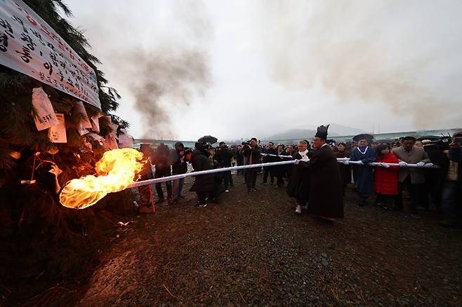 지난해 청도 청도천 둔치에서 열린 '2025 청도군 정월대보름 민속한마당 행사'에서 대형 달집에 점화하고 있다. ⓒ청도군 제공