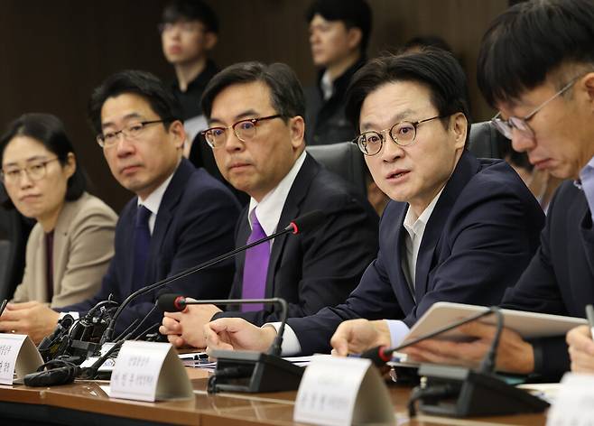 김정관 산업통상부 장관이 23일 서울 중구 대한상공회의소에서 열린 미국 국제비상경제권한법(IEEPA) 판결 관련 민관합동 대책회의에서 발언을 하고 있다. ⓒ연합뉴스