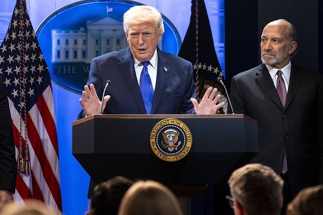 도널드 트럼프 미국 대통령이 지난 20일(현지시간) 미국 워싱턴DC 백악관에서 미 연방대법원의 상호관세 위법 판결에 대해 답변하고 있다. ⓒEPA=연합뉴스