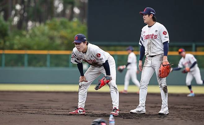 롯데 고승민(왼쪽)과 나승엽.  롯데 자이언츠 제공