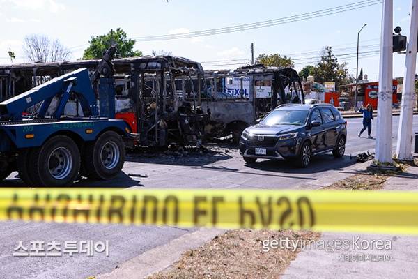 버스 방화로 봉쇄된 멕시코 도로 / 사진=GettyImages 제공