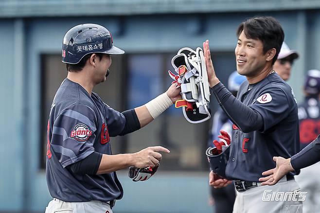 ▲ 김민성과 롯데 자이언츠 주장 전준우 ⓒ롯데 자이언츠