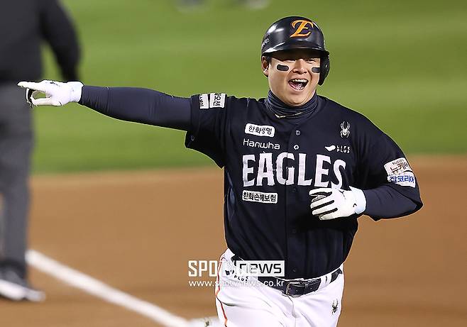 ▲ 한화도 2025년 시즌을 앞두고 노시환과 비FA 다년 계약을 추진하기 시작했다. 한화가 돈다발을 들고 나선다는 소문이 파다했고, 한화 또한 시즌 전 계약 마무리를 목표로 분주하게 움직인 끝에 307억 원이라는 대형 계약을 마무리했다 ⓒ곽혜미 기자