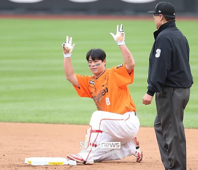 ▲ 노시환. 한화 이글스는 23일 오전 주전 3루수 노시환과 비FA 다년계약 체결을 공식 발표했다. 계약 조건은 2027시즌부터 2037시즌까지 11년이며 옵션 포함 총액은 무려 307억원이다. FA 계약과 비FA 다년계약을 통틀어 KBO리그 역대 최장기이자 최대 규모 계약을 자랑했다.&nbsp;ⓒ곽혜미 기자