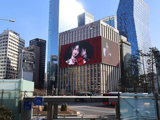명동 엠시티에 뜬 아이브 장원영의 신보 솔로곡 광고.