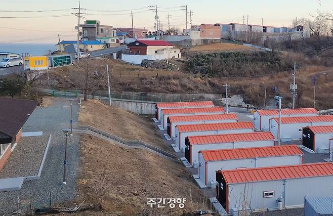 경북 영덕군 영덕읍 석리 곳곳에는 붉은 지붕을 얹은 8평 남짓한 ‘임시주거용 조립주택’ 여러 동이 들어서 있었다. 지난해 산불로 주택이 전소된 주민 50여 가구가 이곳에 산다. 이재덕 기자