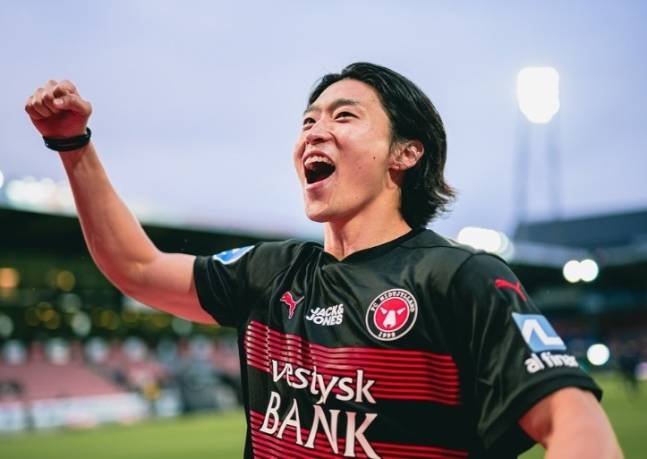 긴 재활 끝에 돌아와 2026 국제축구연맹(FIFA) 북중미 월드컵을 준비하고 있던 국가대표 스트라이커 조규성(미트윌란)이 또다시 쓰러졌다. 치명적인 합병증을 극복하고 그라운드에 돌아온 지 얼마 되지 않아 다시 무릎을 부여잡으며 소속팀과 대표팀 모두 초비상이 걸렸다. 아직 정확한 부상 정도는 알려지지 않았으나, 회복이 지연될 경우 생애 두 번째 월드컵 참가 여부까지 장담할 수 없는 치명적인 위기에 놓였다. SNS