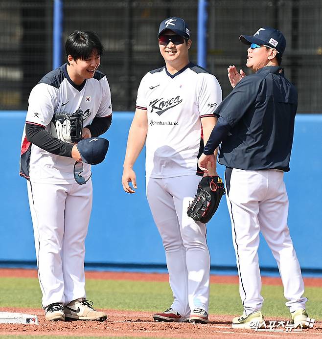 ​​​​23일 일본 오키나와 카데나 구장에서 진행된 2026 월드베이스볼클래식(WBC) 대표팀의 2차 스프링캠프, 대표팀 노시환 문보경이 훈련을 하고 있다. 오키나와(일본), 고아라 기자
