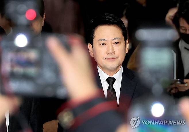 입장하는 장동혁 대표 국민의힘 장동혁 대표가 2월 20일 국회에서 윤석열 전 대통령에 대한 1심 무기징역 선고 관련, 입장을 밝히기 위해 입장하고 있다. [연합뉴스 자료사진]