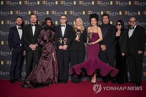 토마스 앤더슨 감독(왼쪽에서 네번째)이 영국 아카데미 수상후 사진 촬영한 모습. [AP=연합뉴스 자료사진. 재판매 및 DB금지]