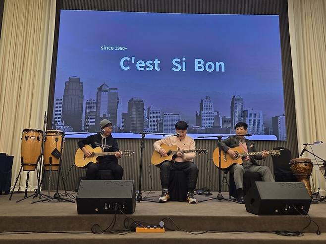 쎄시봉의 라이브 무대 좌측부터 김세환, 송창식, 윤형주.
[촬영=이태수] tsl@yna.co.kr