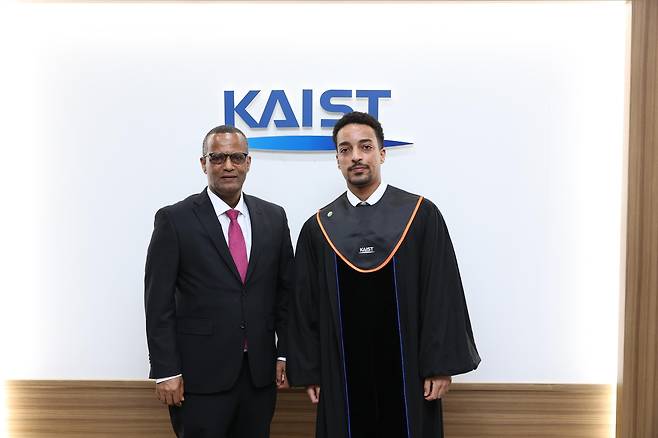 KAIST 졸업한 메쿠리아 테클레마리암 위원장과 아들인 네이선 메쿠리아 하일레 [KAIST 제공. 재판매 및 DB 금지]