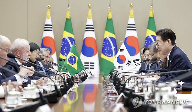 발언하는 이재명 대통령 (서울=연합뉴스) 한상균 기자 = 이재명 대통령이 23일 청와대에서 열린 루이스 이나시우 룰라 다시우바 브라질 대통령과의 확대 정상회담에서 발언하고 있다. 2026.2.23 xyz@yna.co.kr